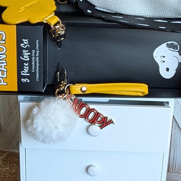 NIB Adorable 3 Pcs PEANUTS Crossbody Bag, 2 Bag Charms Gift set - Picture 5 of 6